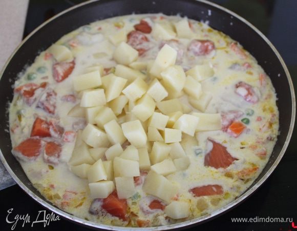 Добавить порезанный мелкими кубиками картофель (я сделала немного неправильно, добавила его не первым. В результате он немного был альденте, поэтому не обращаем особого внимания на то что на фото уже есть рыба). Потушить минут 5.