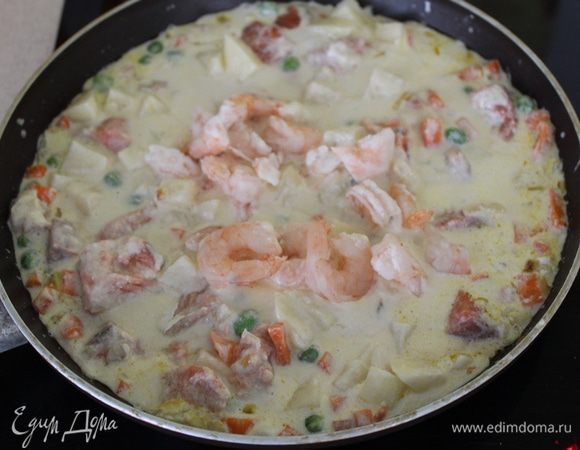 И креветки, снимаем с плиты.