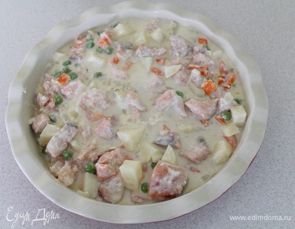 Выложить рыбу с овощами в формы. Разогреть духовку до 190°C.