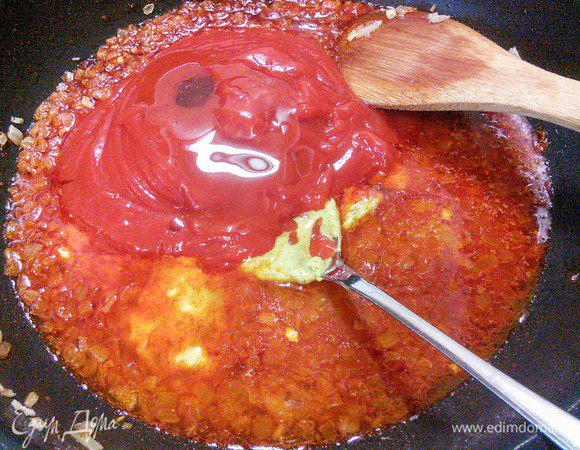 Вливаем апельсиновый сок и добавляем остальные ингредиенты, кроме табаско. Тушим на маленьком огне 5-10 мин. Регулируем остроту соусом табаско и снимаем с огня. 

* кетчуп в идеале домашнего производства, если покупной, то хорошего качества. Кленовый сироп я заменила медом. 