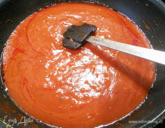 Чистую стеклянную банку или бутылку обдать кипятком, так же и крышечку. Влить горячий соус (я использовала лейку) и закрыть крышкой. 

