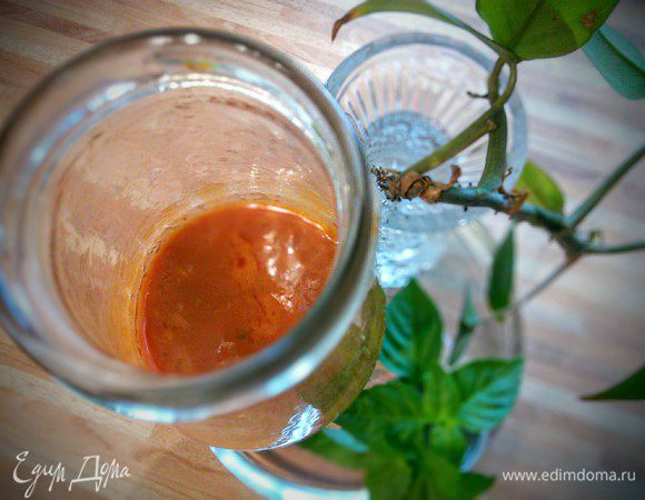 Хранить соус нужно в холодильнике. В сезон гриля можно приготовить двойную порцию и у вас под рукой будет ароматный соус барбекю. 