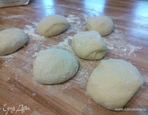 Разделить на шесть частей по приблизительно 90 — 100 грамм. Придать им форму булочек. 
