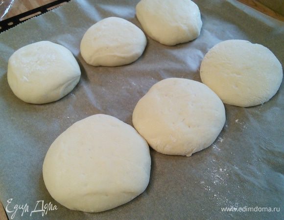 Подошедшие булочки смазать смесью из желтка и молока.