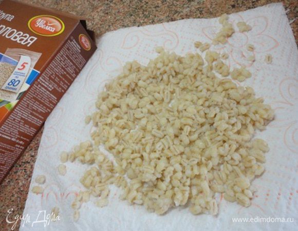 Перловку (удобно использовать перловку в пакетиках фирмы "Увелка") отварить, промыть, слегка обсушить и слегка обжарить на оливковом масле.