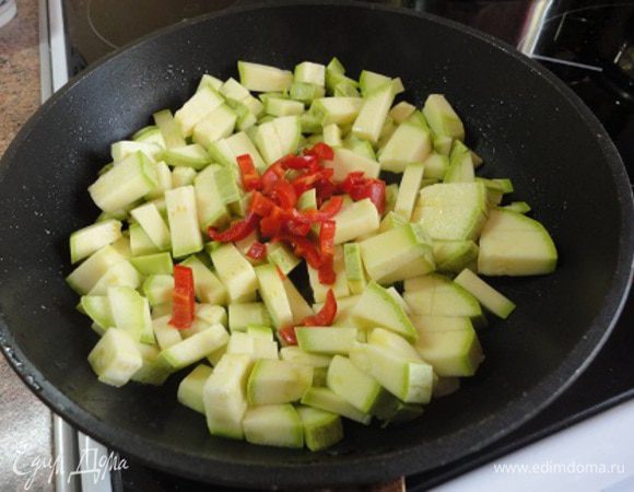 Кабачки и перчик нарезать произвольно и слегка обжарить на растительном масле.