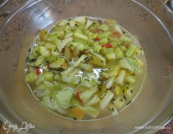 Овощи с бульоном перелить в другую посуду (красиво выглядит и в кусочках) и пюрировать.