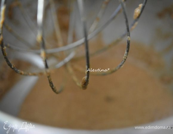 Отдельно смешать комнатной температуры сливочное масло, коричневый сахар до мягкого состояния. Добавить белки, мешать медленно. Добавить приготовленную муку, кефир.