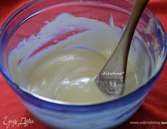 Достать из духовки и дать остыть 5 минут.
Взбить сливочный сыр комнатной температуры с просеянной  сахарной пудрой, ванилью, лимонным соком.