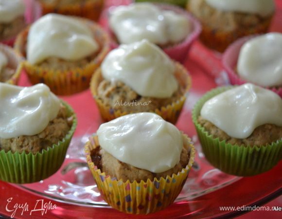 Выложить глазурь шапочками поверх капкейков.