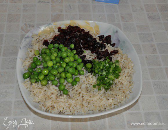 Смешать в салатнике остывший рис, клюкву, горошек, лук, добавить яблоко.