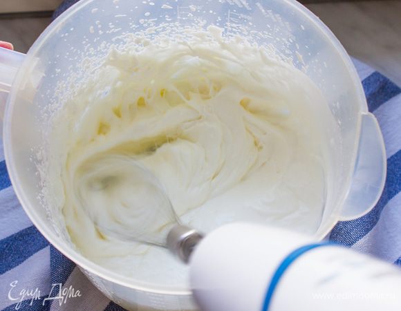 Сливки взбейте с сахарной пудрой.