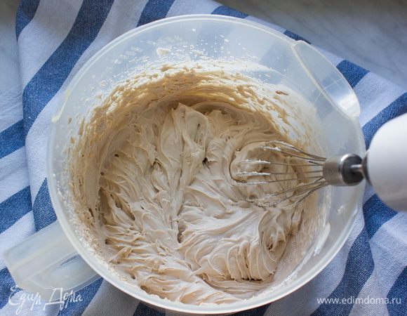 Черный шоколад растопите на водяной бане. Соедините растопленный шоколад с маскарпоне и взбитыми сливками.