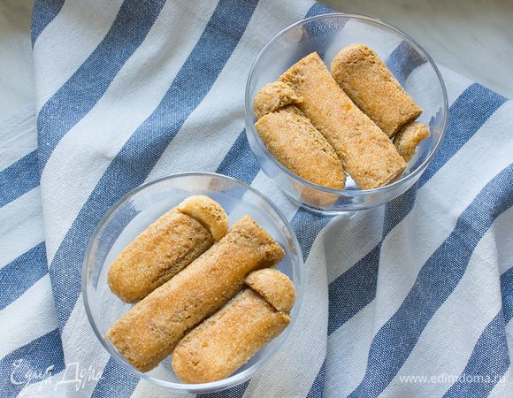 Белый шоколад натрите на крупной терке. Бисквиты пропитайте крепким кофе, уложите их в коктейльные бокалы, сверху выложите шоколадно-кремовую массу и посыпьте натертым белым шоколадом.