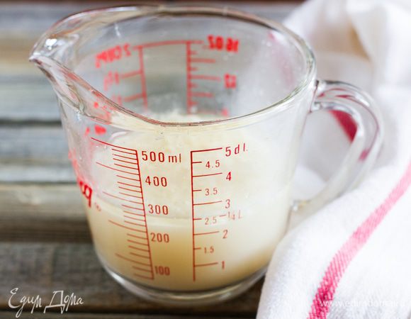 Духовку разогреть до 220°C. Растворите свежие дрожжи в 75 мл теплой воды.