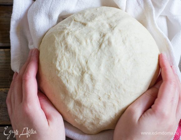 В миску всыпьте ржаную муку и влейте разведенные дрожжи. Вымесите тесто, накройте влажным полотенцем и поставьте в теплое место. Через 30 минут влейте в опару теплое молоко, 2 ст.л. оливкового масла и 125 мл теплой воды, добавьте соль и пшеничную муку, вымешивайте тесто в течение 10 минут, пока тесто не будет гладким и пружинистым. Переложите тесто в большую, присыпанную мукой миску. Накройте влажным полотенцем и оставьте в теплом месте еще на час.