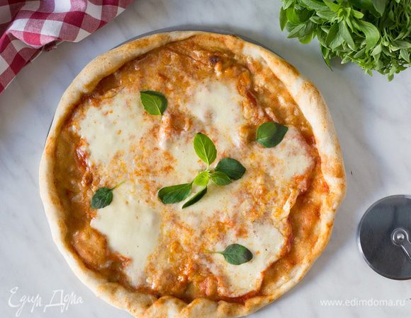 Отправьте пиццу в разогретую духовку на 6-8 минут. На готовую пиццу выложите листья базилика и подавайте. Приятного аппетита.