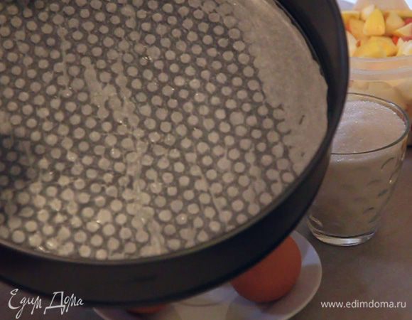 Начинаем приготовление с подготовки формы для выпекания пирога. Форму застилаем пергаментом. Смазываем пергамент сливочным маслом. Ставим форму в холодильник что бы масло не таяло.