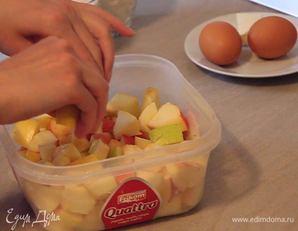 Далее моем, очищаем и нарезаем яблоки на кусочки среднего размера. Поливаем яблоки соком ¼ части лимона для того чтобы они не потемнели и сохранили свой презентабельный вид. Добавляем к яблокам сахар по вкусу и 3 столовые ложки кукурузного крахмала. Все аккуратно перемешиваем и отставляем яблоки в сторонку.