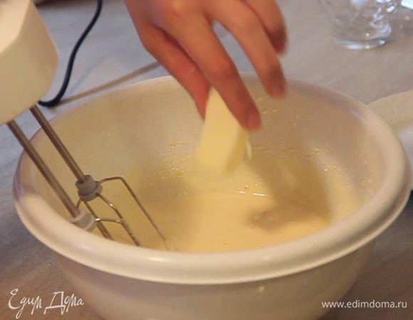 Добавляем 30 г размягченного сливочного масла и все перемешиваем.