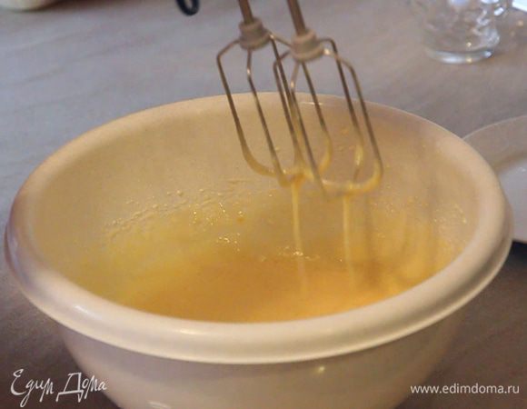 Убираем миксер и берем ложку, которой далее будет более аккуратно перемешивать нашу смесь.