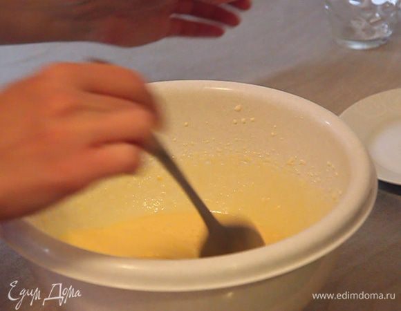 Параллельно ставим духовку на разогрев 180°C. Так как пирог будет выпекаться в уже разогретой духовке.