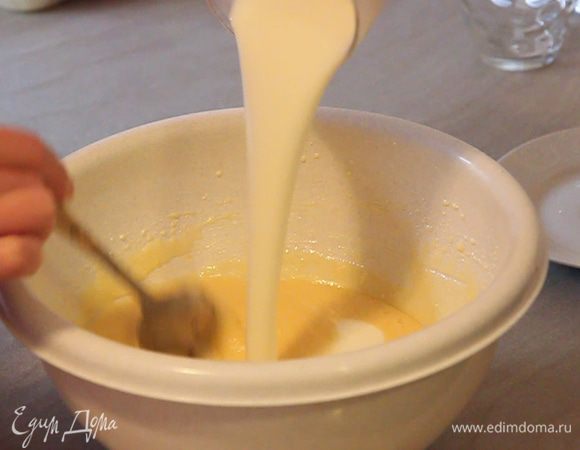 Добавляем в смесь 1 стакан кефира и перемешиваем все ложкой.