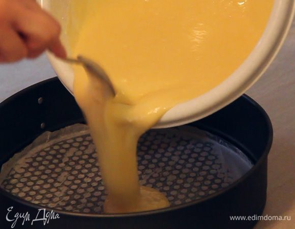 Достаем форму для выпекания из холодильника. На дно формы выкладываем приблизительно ½ часть нашего теста. Аккуратно разравниваем его.