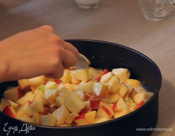 Сверху теста обильно выкладываем подготовленные нами яблоки.