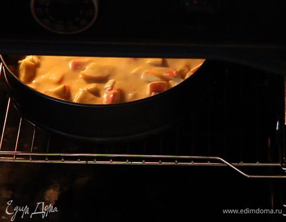 Ставим пирог в разогретую до 180°C духовку на 30 минут.