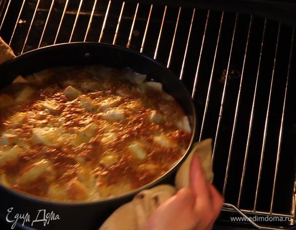 Через 30 минут достаем готовый пирог из духовки. Готовность пирога проверяем зубочисткой. Даем пирогу немного остыть. Аккуратно снимаем форму.