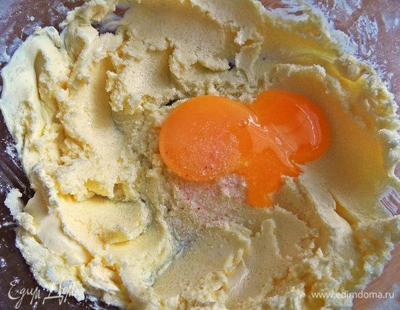 Отделить желток от белка и добавить в масло с щепоткой соли.