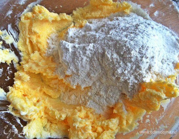 Всыпаем просеянную муку,растираем тесто.
