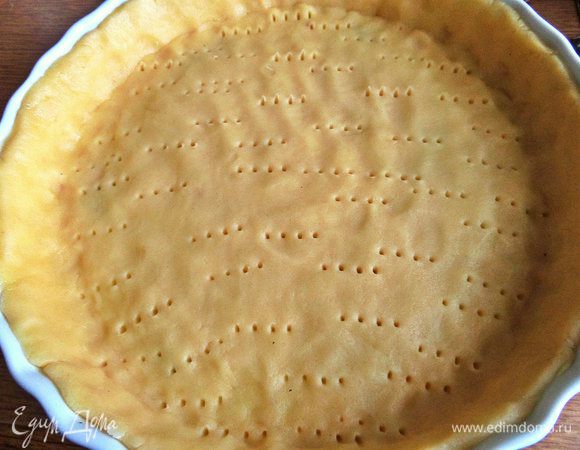 Распределяем тесто по смазанной керамической форме (у меня 25 см в диаметре), дно наколоть вилкой.