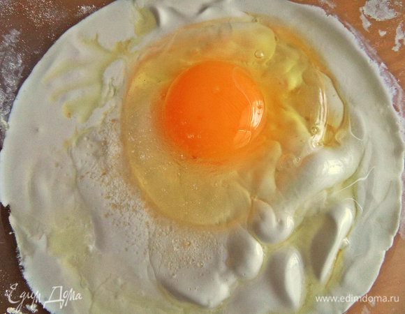 А пока готовим начинку. В сметану вбить одно яйцо.