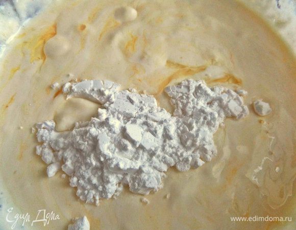 Всыпать крахмал, слегка взбить.