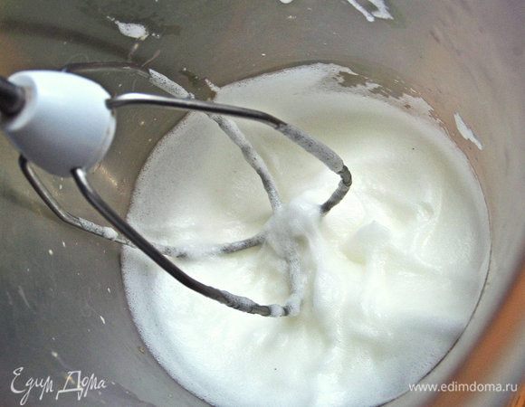 Один белок, который остался, взбить миксером вместе с ванилью.