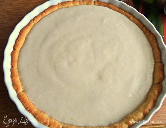 Залить готовый корж сметанной массой.