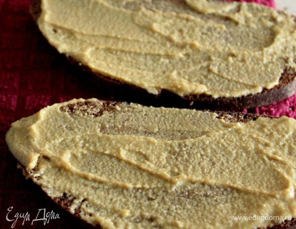 Ржаной хлеб смазать горчицей и выложить горчичной стороной на гуляш.