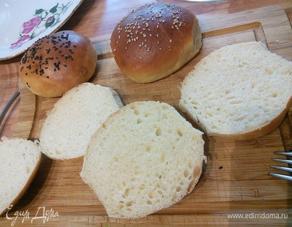 Булочки разрезать. 