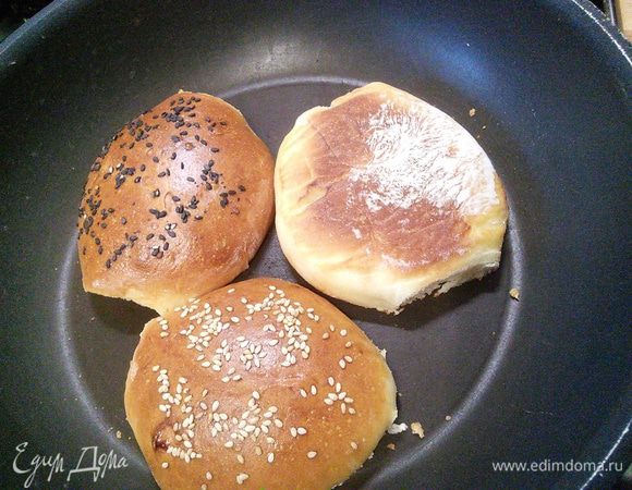 Подрумянить на сухой сковороде, если вы дома. 
