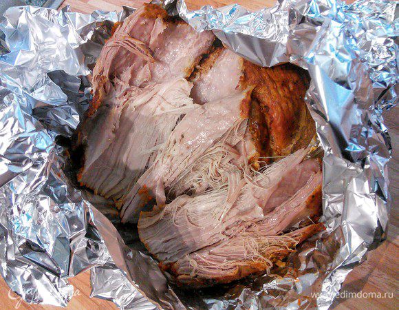 Мясо разобрать на крупные волокна. Должна сказать, что мяса бы хватило на двойную порцию булочек. 