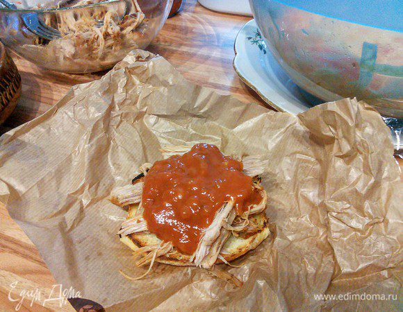 Выкладываем на дно булочки мясо, сверху щедрую столовую ложку соуса, капустный салат (его тоже получилось больше). 