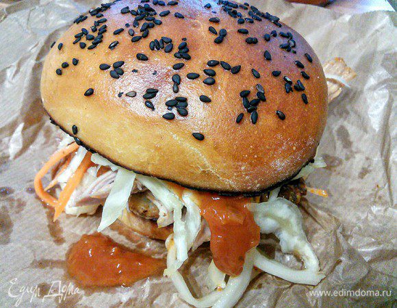 Накрыть второй половиной булочки. Подавать сразу. 