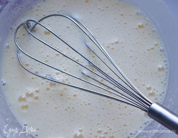 В сотейник влейте сливки, поставьте на умеренный огонь и доведите до кипения, но не кипятите. Медленно влейте горячие сливки в яичную смесь, не переставая помешивайте. Поместите миску на водяную баню и доведите до кипения, постоянно помешивая, чтобы яйца не свернулись, на небольшом огне до густоты.