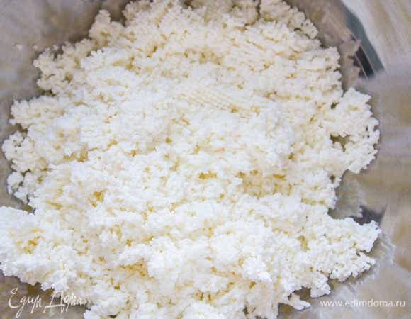 Снимите с огня и перелейте массу в охлажденную в морозилке миску и вымешивайте, пока она не остынет. Творог растирайте через сито.
