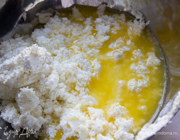 В сотейнике растопите сливочное, затем влейте масло к творогу и хорошо перемешайте, силиконовой лопаткой.