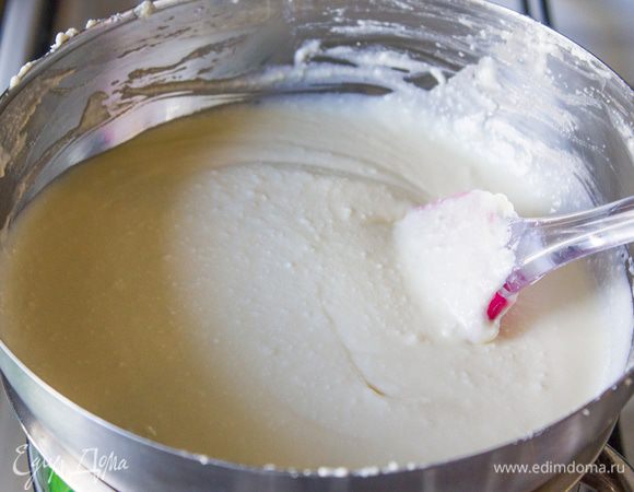 Добавьте яичную смесь к творогу и перемешайте, затем поставьте миску на водяную баню и, постоянно помешивайте, еще раз доведите до кипения. Добавьте изюм и все перемешайте.