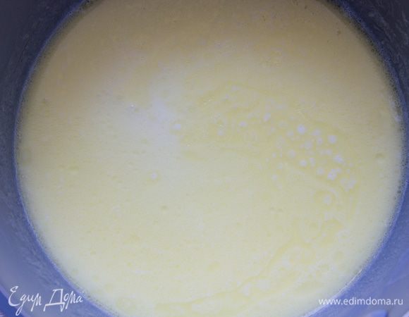 В сотейнике прогрейте молоко со сливочным маслом на среднем огне, пока масло не растает.