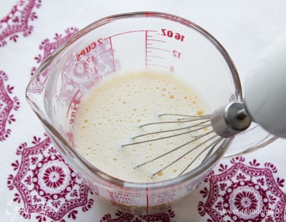 Снимите с огня, дайте немного охладиться и затем взбейте с яйцом и вареньем. Оставьте в сторону.